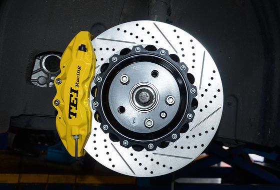 購入 アウディA3用のBBK 設置 大型ブレーキキット 6ピストンキャリパー 355*32mmローター 18インチホイール P60S オンライン製造