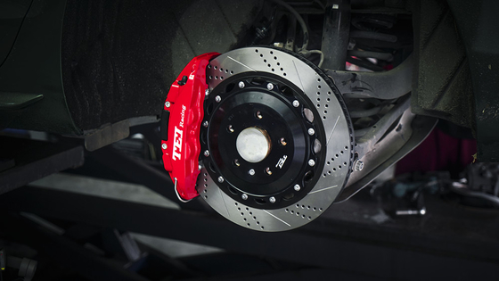 Audiは大きいブレーキ キットA4Lの後輪4ピストン カリパスのための電子ハンド ブレーキを統合した